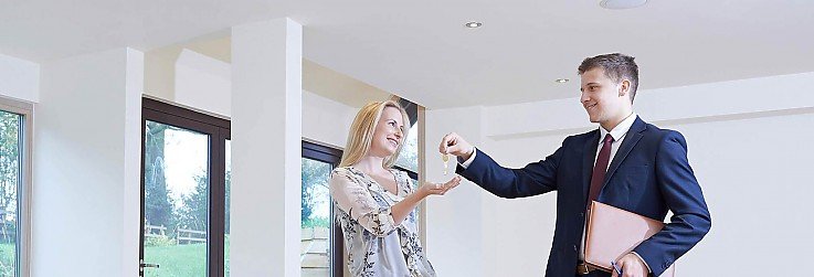 Foto Auch in der letzten Phase des Immobilienverkaufs ist f�r LE APIS Immobilien noch nicht Schluss mit der Arbeit. Unsere Makler gehen gern auf Ihre Fragen rund um die Vertragsabwicklung ein. Auf Ihren Wunsch �bernehmen wir f�r Sie die Schl�ssel�bergabe oder begleiten Sie beim �bergabetermin und �berwachen das Ausf�llen des �bergabeprotokolls.<br>