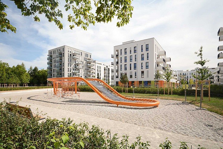 Foto Anger-Crottendorf ist ein Stadtteil von Leipzig im Stadtbezirk Ost. Es entstand zun�chst im Jahre 1883 als selbstst�ndige Gemeinde durch die Vereinigung der beiden D�rfer Anger und Crottendorf und wurde 1889 nach Leipzig eingemeindet. Anger-Crottendorf liegt etwa 2,5 km �stlich des Stadtzentrums von Leipzig. Seine Nachbarortsteile sind von Norden im Uhrzeigersinn Sellerhausen-St�nz, M�lkau, St�tteritz, Reudnitz-Thonberg, Neustadt-Neusch�nefeld und Volkmarsdorf. In seinem �stlichen Teil enth�lt Anger-Crottendorf einen Teil des Auengebietes der �stlichen Rietzschke. 