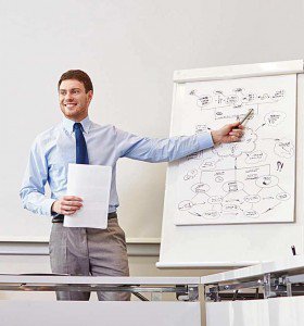 Mann präsentiert am Flipchart