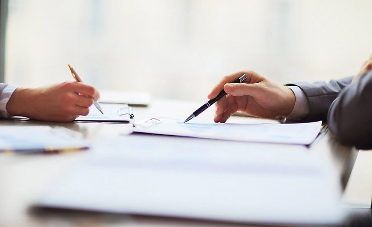 Jemand unterschreibt einen Notarvertrag Jemand unterschreibt einen Notarvertrag