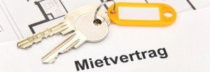 Mietvertrag mit Schlüssel und orangem Anhänger