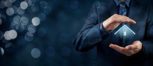 Hand schützend über das Haus gelegt