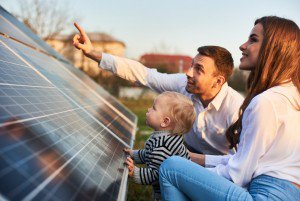 Ehemann zeigt seiner Familie die Funktion der Solaranlage