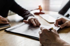 Unterzeichnung eines Notarvertrages beim Teilverkauf