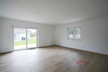 Wohnzimmer Bild 2 +++ ERSTBEZUG! EFH IM BUNGALOWSTIL IN IDYLLISCHER LAGE V. HOLZHAUSEN M. GARAGE U. GR. GARTEN +++