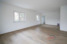 Wohnzimmer +++ ERSTBEZUG! EFH IM BUNGALOWSTIL IN IDYLLISCHER LAGE V. HOLZHAUSEN M. GARAGE U. GR. GARTEN +++