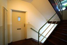 Zugang zur Wohnung ATTRAKTIVE 2-RWG MIT BALKON U. HOBBYRAUM (DACHBODEN) IN GRNER U. BELIEBTER LAGE VON LPZ.-WAHREN
