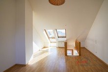 oberes Zimmer +++DACHGESCHOSS-MAISONETTE IM LEIPZIGER NORDOSTEN 2-RWG MIT DACHTERRASSE UND BLICK INS GR�NE+++