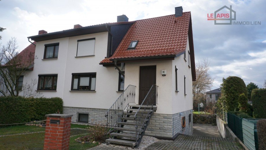 Hausansicht vorn inkl. Einfahrtsbereich Doppelhaush�lfte Gro�p�sna