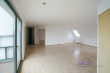 Wohnzimmer +++ATTRAKTIVE, HELLE 3,5-RWG MIT TAGESLICHTBAD INKL. WANNE/ DUSCHE UND DACHTERRASSE IM BELIEBTEN ZWENKAU+++