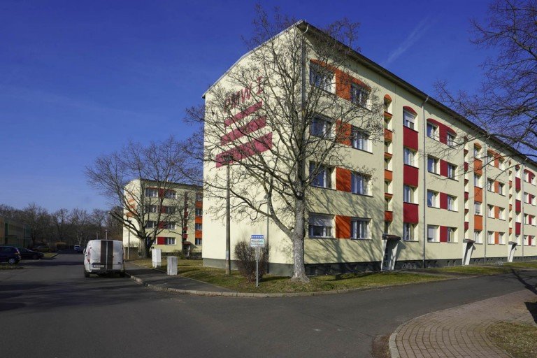 Gebudeansicht Zwenkau Etagenwohnung +++ATTRAKTIVE, HELLE 2-RWG MIT TAGESLICHTBAD INKL. DUSCHE U. PKW-STELLPL. IM BELIEBTEN ZWENKAU+++