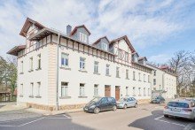 Hausansicht vorn MIT SEEBLICK - HELLE 3-R-DG-WG MIT TAGESLICHTBAD, GSTE-WC UND STELLPLATZ IM BEGEHRTEN MARKKLEEBERG