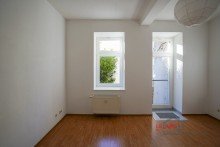 Wohnzimmer +++BEZAUBERNDE 2-RWG M. TERRASSE, LIFT U. EBK IN BELIEBTER LAGE V. LPZ.-GOHLIS+++