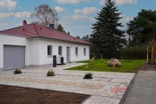 Hausansicht vorn +++ ERSTBEZUG! EFH IM BUNGALOWSTIL IN IDYLLISCHER LAGE V. HOLZHAUSEN M. GARAGE U. GR. GARTEN +++