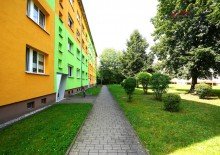 Zugang zum Haus +++ATTRAKTIVE, HELLE 2-RWG MIT TAGESLICHTBAD INKL. DUSCHE U. PKW-STELLPL. IM BELIEBTEN ZWENKAU+++