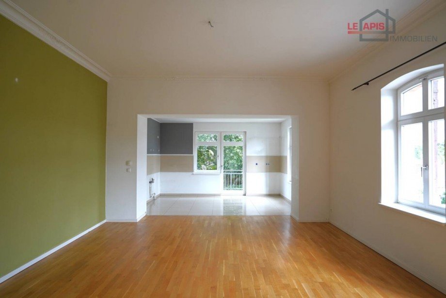 Wohnzimmer mit offener Kche Etagenwohnung Markkleeberg