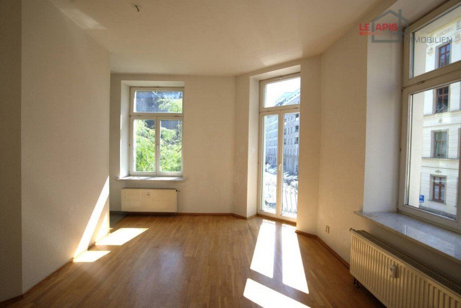 Wohnzimmer m. halboffener K�che Bild 2 Etagenwohnung Leipzig