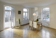 Wohnzimmer +++WOHNEN WIE EIN SCHLOSSHERR -  4-RWG IN TOP-LAGE INKL.2 BDERN, KAMIN UND BALKON+++