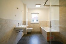 Masterbad Bild 2 +++ ERSTBEZUG! EFH IM BUNGALOWSTIL IN IDYLLISCHER LAGE V. HOLZHAUSEN M. GARAGE U. GR. GARTEN +++