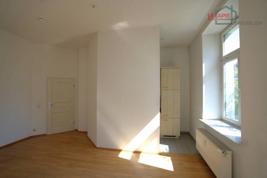 Wohnzimmer m. halboffener K�che Bild 3 Etagenwohnung Leipzig