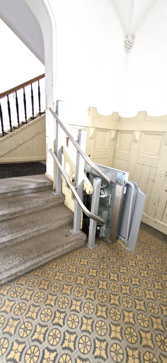 Treppenhaus Treppenlift f. Rollstuhl Bild 2 Erdgeschosswohnung Leipzig