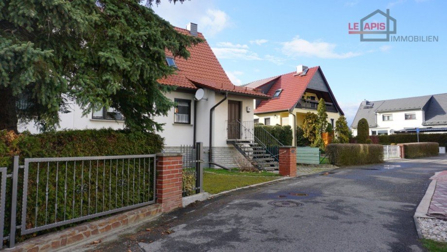 Zufahrt zum Haus Doppelhaush�lfte Gro�p�sna