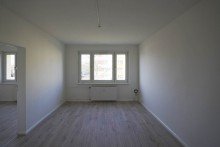 Wohnzimmer +++ATTRAKTIVE, HELLE 2-RWG MIT TAGESLICHTBAD INKL. DUSCHE U. PKW-STELLPL. IM BELIEBTEN ZWENKAU+++