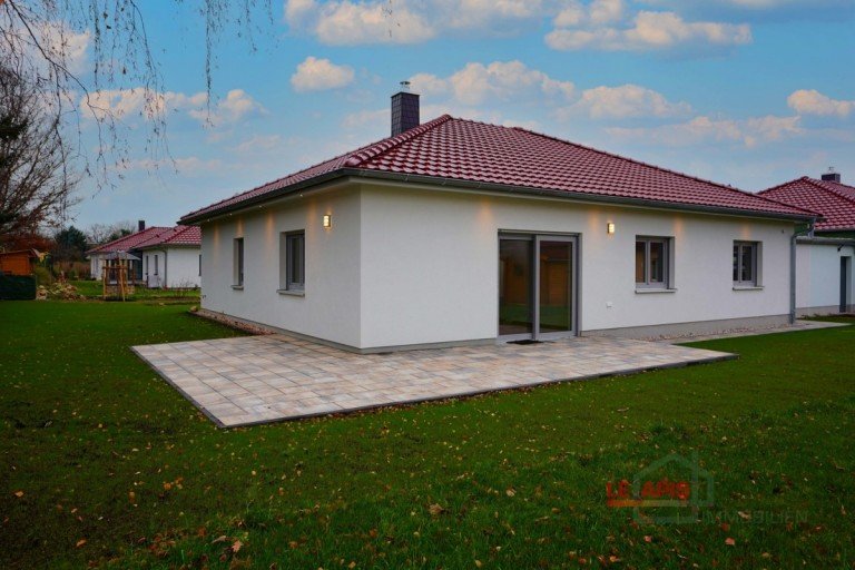 Gartenbereich hinten inkl. groer Terrasse Leipzig / Holzhausen Einfamilienhaus +++ ERSTBEZUG! EFH IM BUNGALOWSTIL IN IDYLLISCHER LAGE V. HOLZHAUSEN M. GARAGE U. GR. GARTEN +++