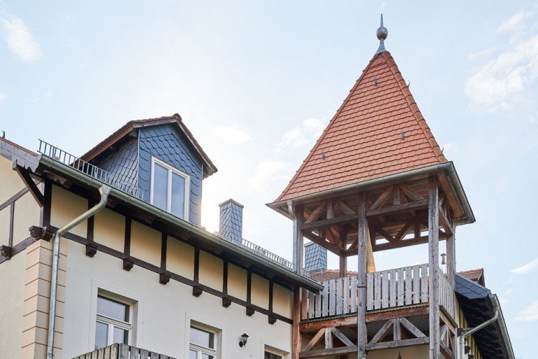 Hausansicht hinten Markkleeberg Dachgeschosswohnung MIT SEEBLICK - HELLE 3-R-DG-WG MIT TAGESLICHTBAD, G�STE-WC UND STELLPLATZ IM BEGEHRTEN MARKKLEEBERG