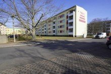 Gebudeansicht +++ATTRAKTIVE, HELLE 2-RWG MIT TAGESLICHTBAD INKL. DUSCHE U. PKW-STELLPL. IM BELIEBTEN ZWENKAU+++