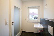 Gste-WC Bild 2 +++ ERSTBEZUG! EFH IM BUNGALOWSTIL IN IDYLLISCHER LAGE V. HOLZHAUSEN M. GARAGE U. GR. GARTEN +++