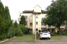 Hausansicht inkl. Au�enstellplatz Nr. 12 GEM�TLICHE, RUHIG GELEGENE 2-RWG M. EBK, BK, AR U. PKW-STELLPLATZ IN BEGEHRTER LAGE V. LINDENTHAL