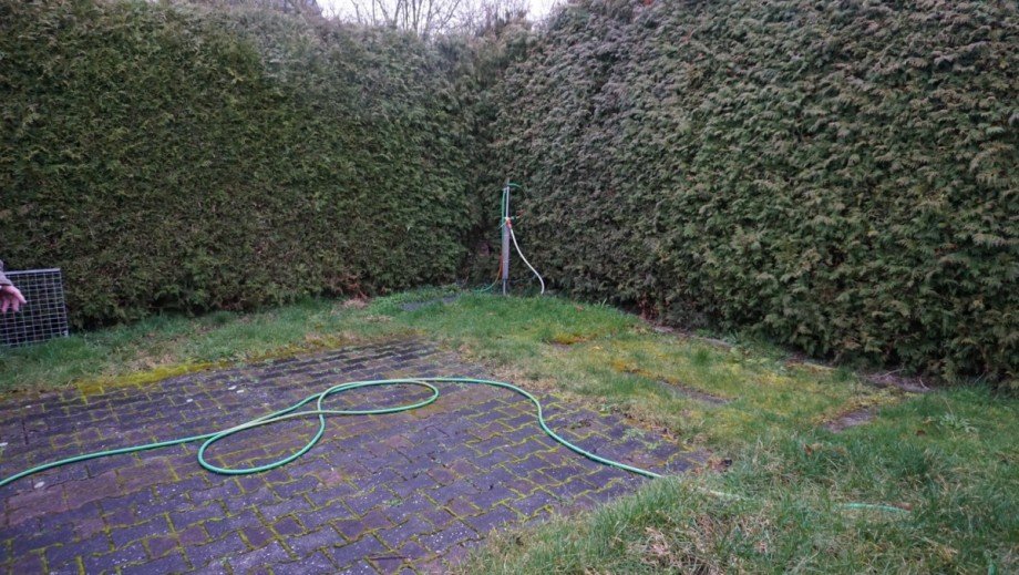 Gartenbereich mit Hecke umzunte Sitzecke Ferienhaus Taucha