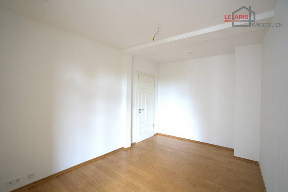 Zimmer 1 mit Balkonzugang Bild 2 Etagenwohnung Leipzig