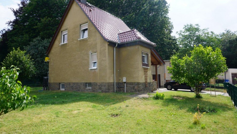 Garten und Hausansicht Einfamilienhaus Mgeln