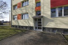 Gebudeansicht +++ATTRAKTIVE, HELLE 2-RWG MIT TAGESLICHTBAD INKL. DUSCHE U. PKW-STELLPL. IM BELIEBTEN ZWENKAU+++