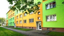 Hausansicht vorn +++ATTRAKTIVE, HELLE 2-RWG MIT TAGESLICHTBAD INKL. DUSCHE U. PKW-STELLPL. IM BELIEBTEN ZWENKAU+++