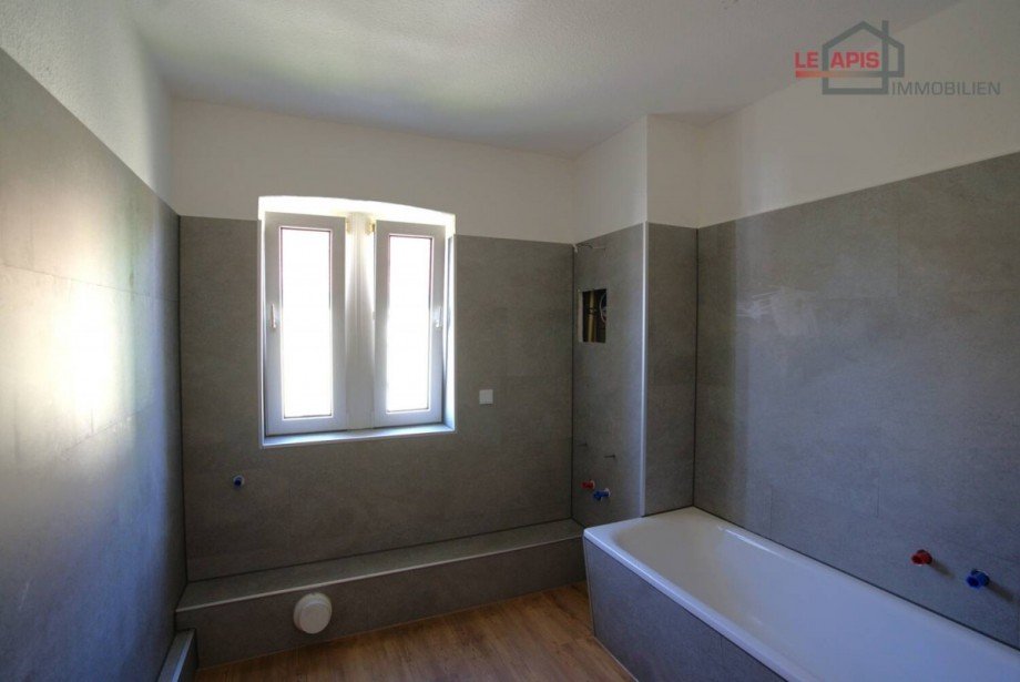 Tageslichtbad Bild 2 (WC u. Mischbatterien sind aktuell bereits erneuert sowie installiert worden) Etagenwohnung B�hlen
