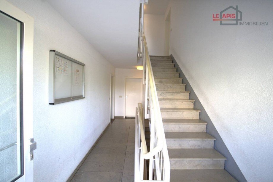 Treppenaus Eingangsbereich Bild 2 Etagenwohnung Leipzig