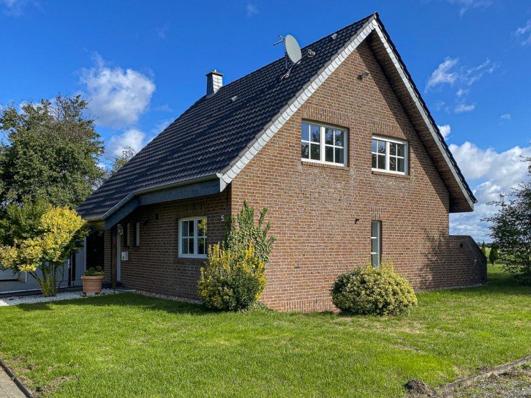 Hausansicht Willich Einfamilienhaus +++Freistehendes Traumhaus auf einzigartigem Grundst�ck nahe Willich und Osterath - Erholung und Entspannung garantiert+++