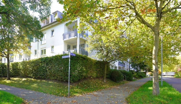 Hausansicht Leipzig/ Lausen Dachgeschosswohnung CHARMANTE DG-3-RWG M. EBK, BAD, BALKON UND TG-STELLPL. IN GR�NER U. BELIEBTER LAGE V. LPZ.-LAUSEN