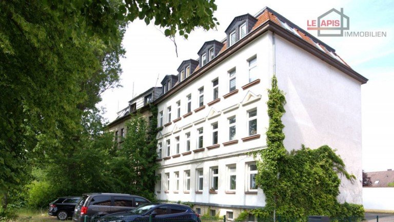 Hausansicht inkl. PKW-Stellpl�tze im Garten- u. Hofbereich Leipzig - Lindenthal Etagenwohnung GEM�TLICHE, HELLE 2-RWG IM 2.OG MIT TAGESLICHTBAD U. ABSTELLRAUM IM BELIEBTEN LEIPZIG-LINDENTHAL