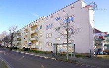 Hausansicht vorn ATTRAKTIVE 2-RWG MIT BALKON U. HOBBYRAUM (DACHBODEN) IN GRNER U. BELIEBTER LAGE VON LPZ.-WAHREN