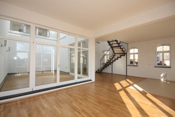 Wohnzimmer mit Blick zum Atrium Maisonettewohnung Leipzig / Gohlis