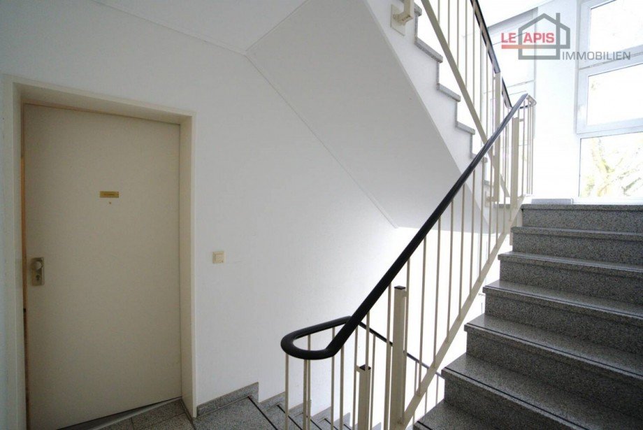 Wohnungseingangsbereich Treppenhaus Etagenwohnung Leipzig