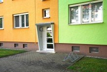 Hauseingang +++ATTRAKTIVE, HELLE 2-RWG MIT TAGESLICHTBAD INKL. DUSCHE U. PKW-STELLPL. IM BELIEBTEN ZWENKAU+++
