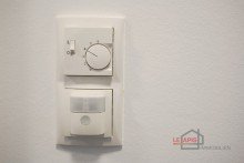 Regelung Fubodenheizung u. Bewegungsmelder im Flur +++ ERSTBEZUG! EFH IM BUNGALOWSTIL IN IDYLLISCHER LAGE V. HOLZHAUSEN M. GARAGE U. GR. GARTEN +++