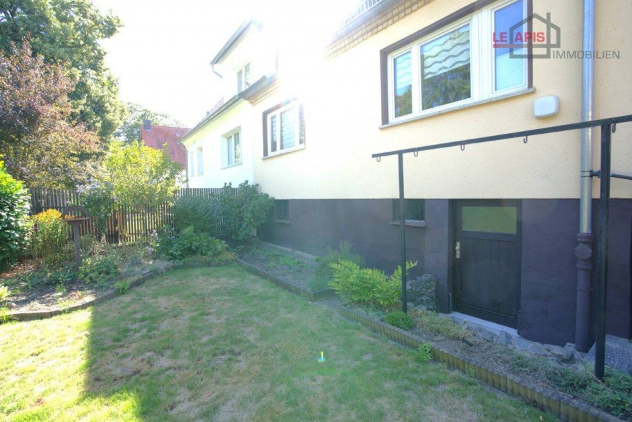 Gartenbereich hinten u. Hauseingang zum Kellerbereich Doppelhaush�lfte Leipzig