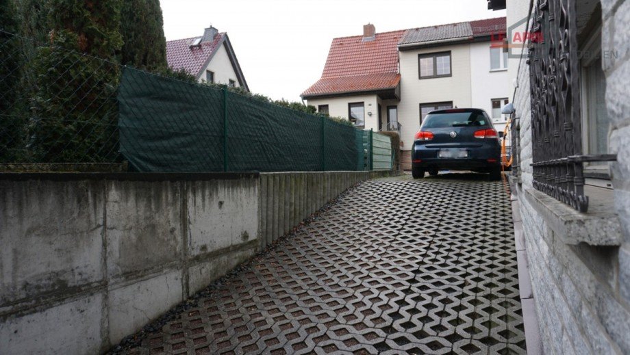 Zufahrt zur Garage Doppelhaush�lfte Gro�p�sna