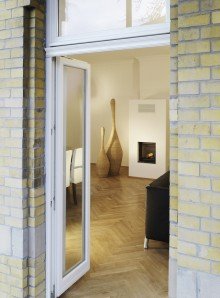 Wohnzimmer m. Balkon +++WOHNEN WIE EIN SCHLOSSHERR -  4-RWG IN TOP-LAGE INKL.2 BDERN, KAMIN UND BALKON+++